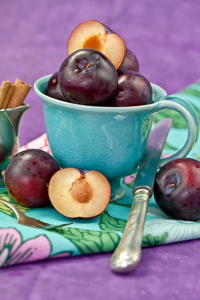 Färska plommon i en vintage cup — Stockfoto