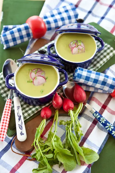 Zwei Gläser mit grüner Erbsensuppe — Stockfoto