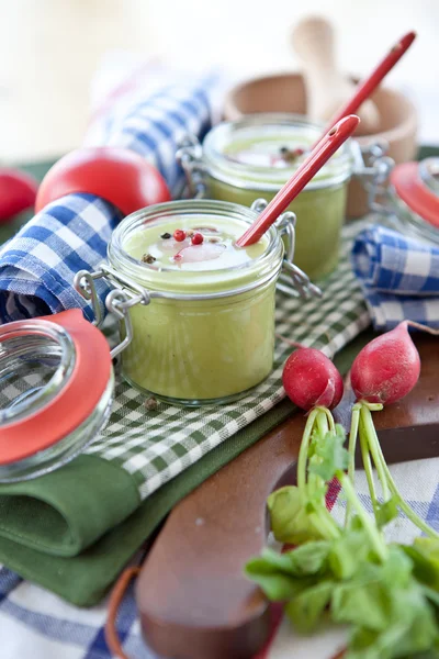 緑色のエンドウ豆のスープと 2 つの瓶 — ストック写真