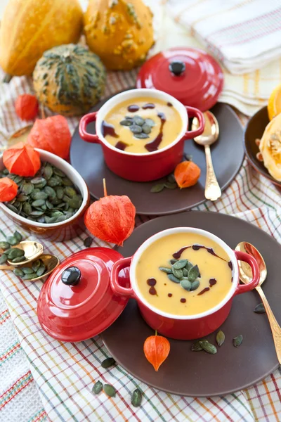 温かいカボチャ スープと小さな赤いポット — ストック写真