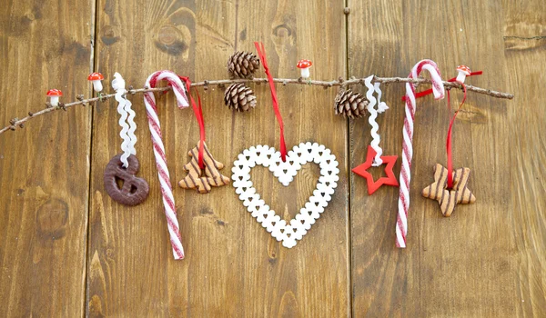 Ramo con biscotti di Natale e decorazione — Foto Stock