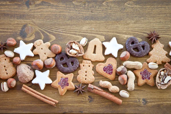 Vários biscoitos de Natal e nozes — Fotografia de Stock