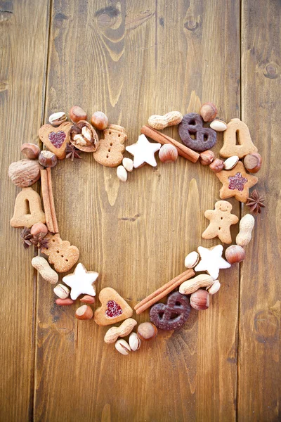 圣诞饼干和坚果做成的心形 — 图库照片