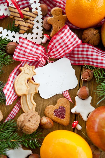 Tekstvrije tin plaat met Kerstmis cookies en fruit — Stockfoto