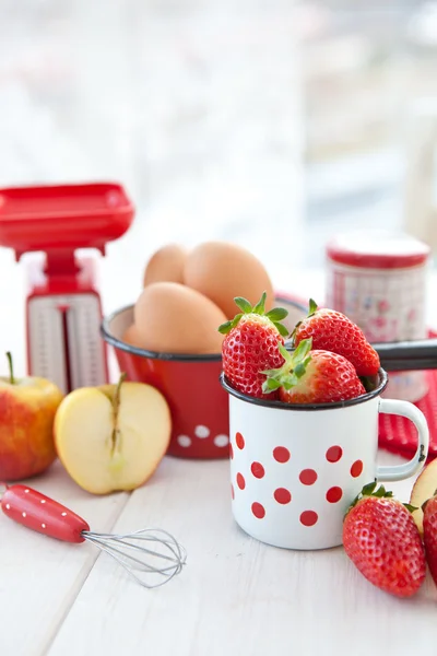 Frische Zutaten zum Backen mit Früchten — Stockfoto