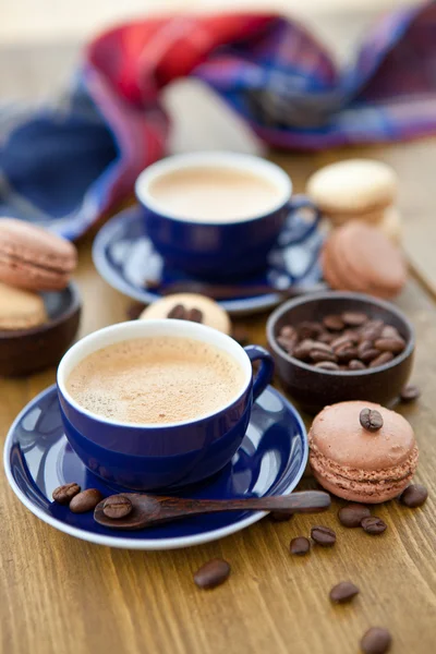 Hot espresso with french macaroons — Stock Photo, Image