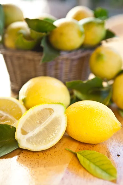 Limoni biologici freschi maturi — Foto Stock