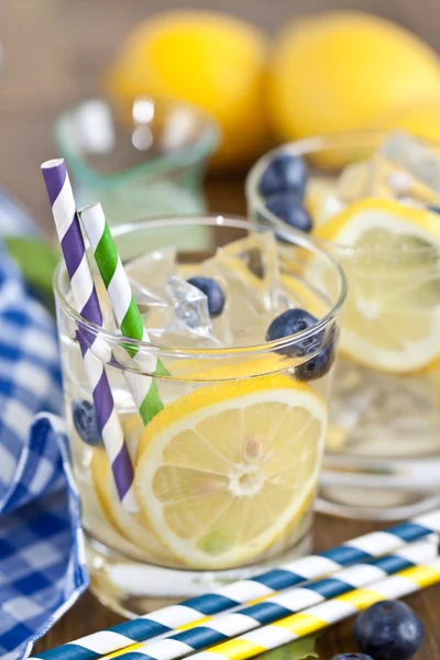 Домашний лимонад из свежих фруктов — стоковое фото