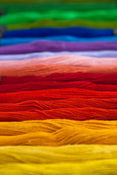 カラフルな糸刺繍またはかぎ針編み — ストック写真