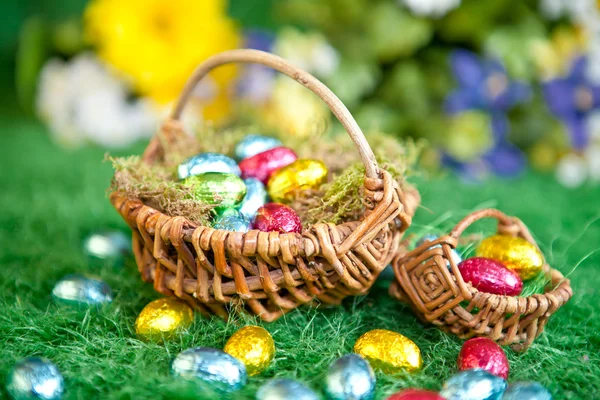 Färgglad påsk boet på gröna — Stockfoto