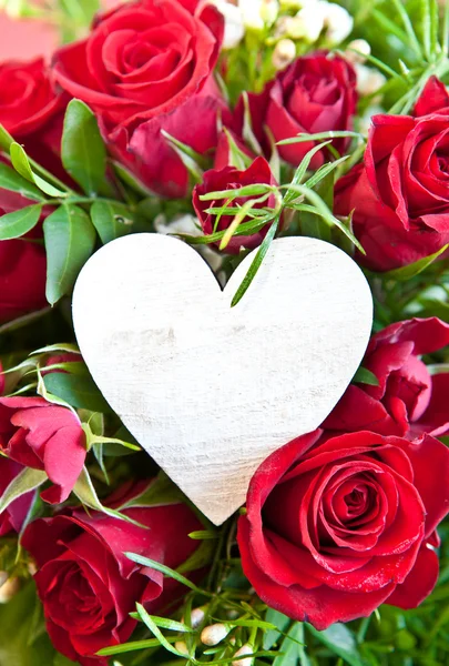 Czerwone róże z sercem — Zdjęcie stockowe