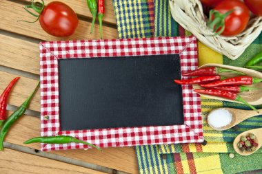makarna, domates, biber ve baharat etrafında bir yazı tahtası