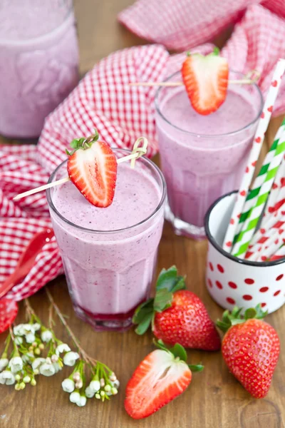 Homemade Milkshake with fresh berries — Stock Photo, Image