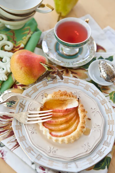 Torta de maçã com frutas frescas — Fotografia de Stock