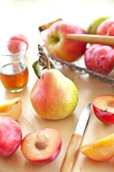 Ciruelas, manzanas y peras frescas maduras — Foto de Stock