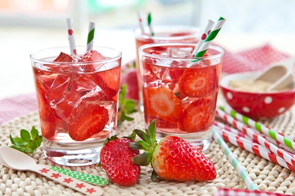 Homemade lemonade with strawberries — Stock Photo, Image