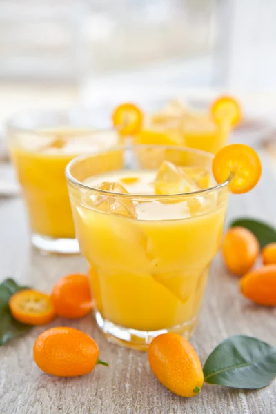 Vers sap van sinaasappelen en kumquats — Stockfoto