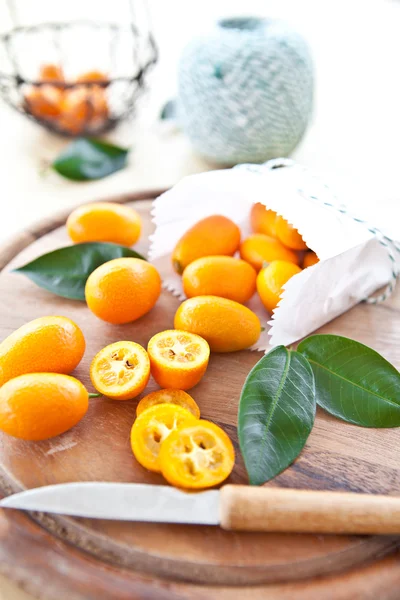 Fresh juice from oranges and kumquats — Stock Photo, Image