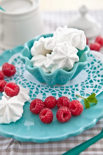 Tatlı meringues ve taze frambuaz — Stok fotoğraf