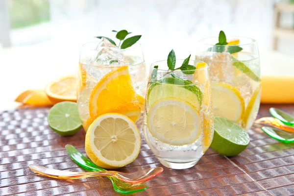 Fresh drink with lemons and ice — Stock Photo, Image