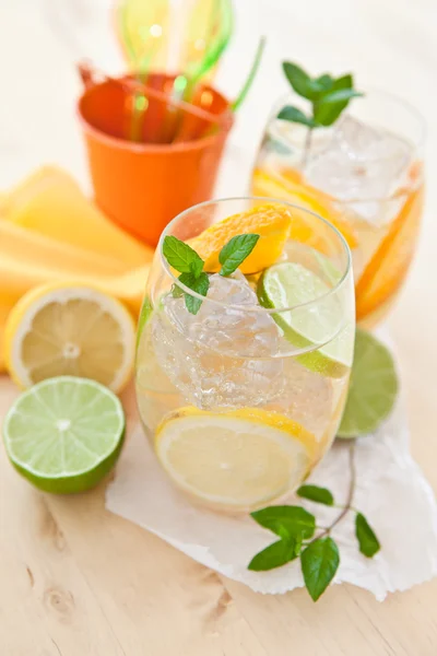 Fresh drink with lemons and ice — Stock Photo, Image