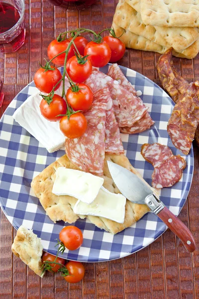 Queijo, salame e pão — Fotografia de Stock