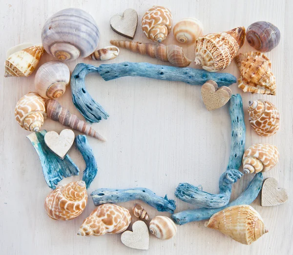 Deniz kabukları ve kalpleri ahşap arka plan — Stok fotoğraf