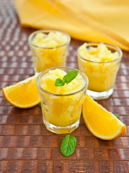 Tre bicchieri piccoli con granita arancione — Foto Stock