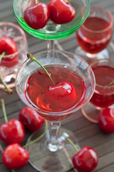 Cherry sprit i lilla glas — Stockfoto