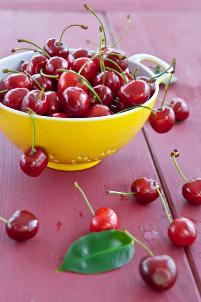 Frische Kirschen in einem gelben Sieb — Stockfoto