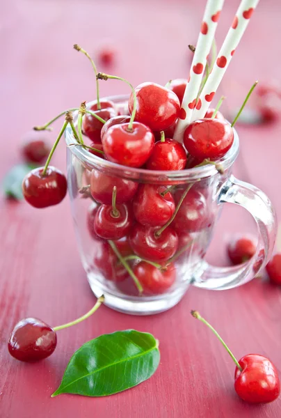 Cerejas frescas em uma caneca de vidro — Fotografia de Stock