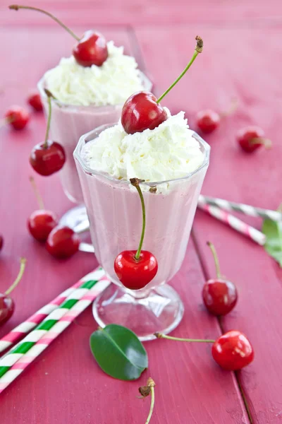 Dois copos com milkshake de cereja — Fotografia de Stock