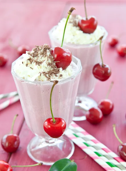 Dois copos com milkshake de cereja — Fotografia de Stock