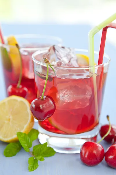 Zelfgemaakte limonade met vers fruit — Stockfoto