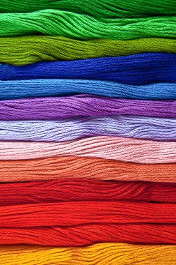 Gökkuşağı renkli renkli iplikler