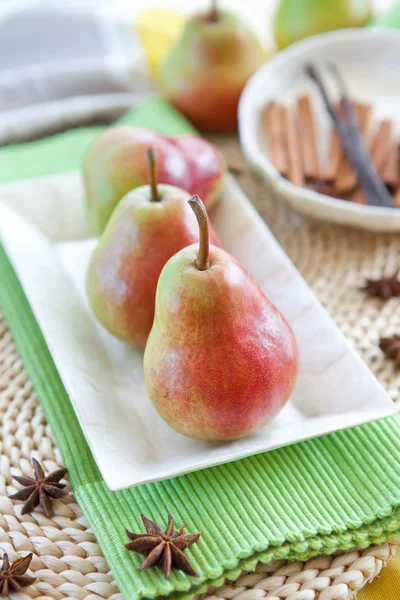 Fresh red and green pears — Stock Photo, Image