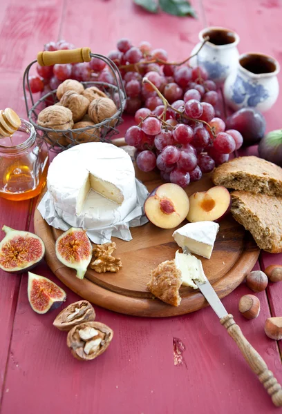 Bröd, ost och röda druvor — Stockfoto