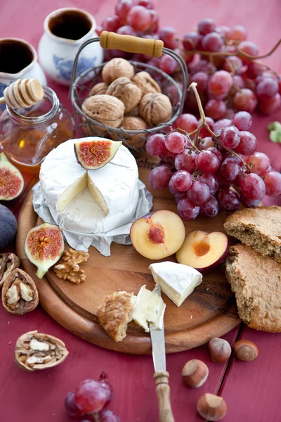 Pão, queijo e uvas vermelhas — Fotografia de Stock