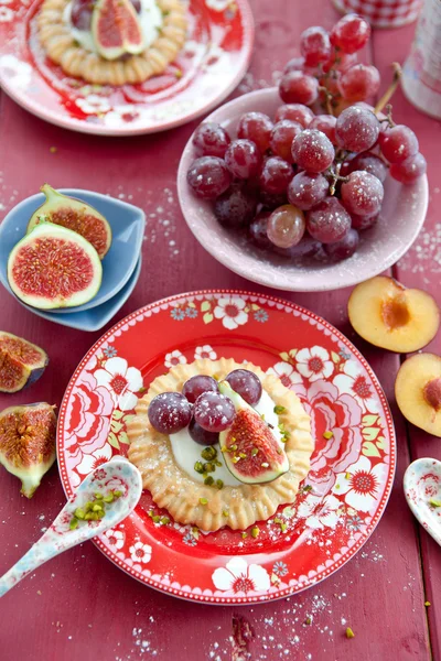 Pequenas tortas com frutas frescas — Fotografia de Stock