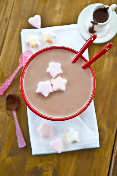 Varm choklad med marshmallows — Stockfoto