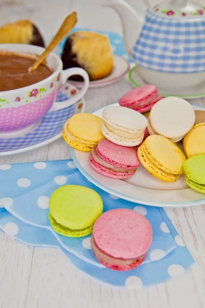 Macarons and hot chocolate — Stock Photo, Image