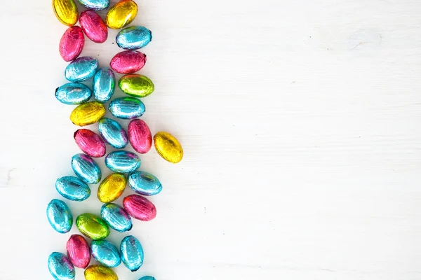 Fondo de madera blanca con coloridos huevos de Pascua —  Fotos de Stock