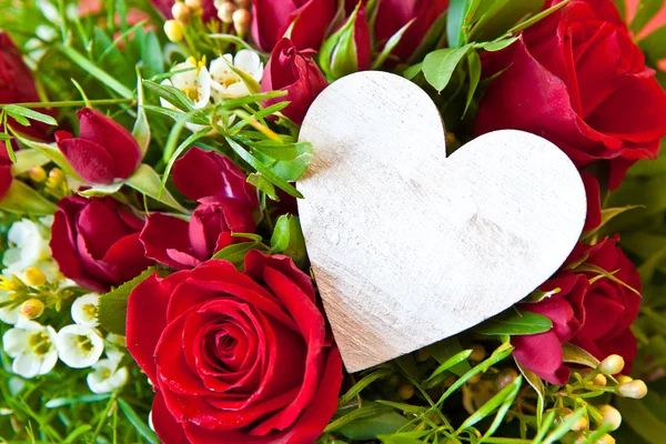 Red roses with a blank heart — Stock Photo, Image