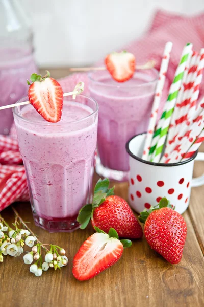 Milkshake with strawberries — Stock Photo, Image