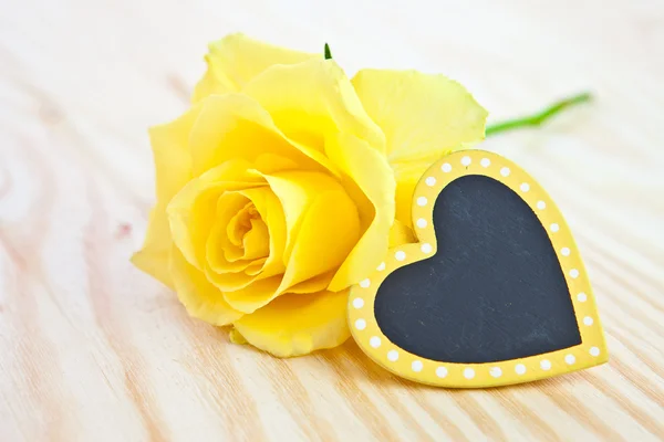 Yellow rose with heart-shaped blank tag — Stock Photo, Image