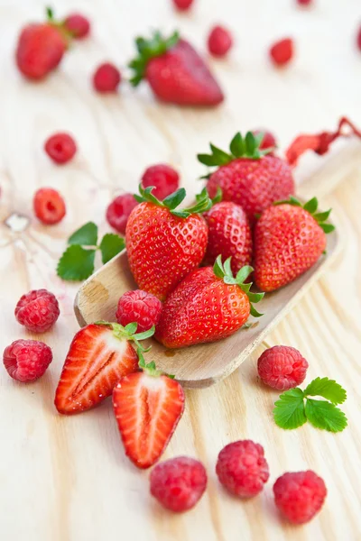 Fresh berries on a vintage scoop — Stock Photo, Image