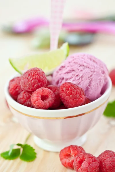 Ice cream with fresh raspberries — Stock Photo, Image