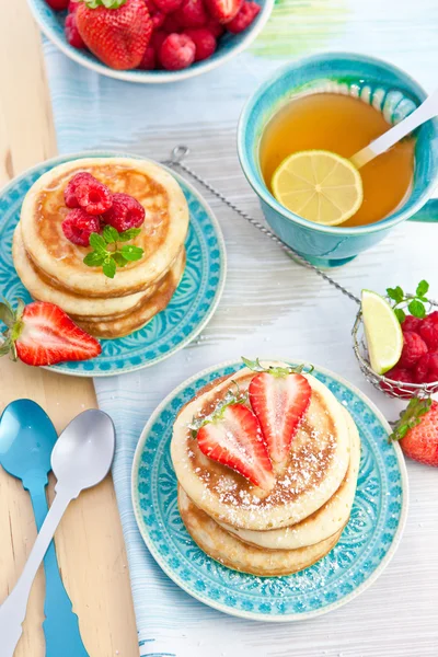 Pancakes with fresh red berries — Stock Photo, Image