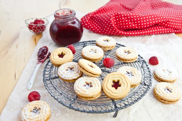 Jam-fyllda cookies och hallon — Stockfoto