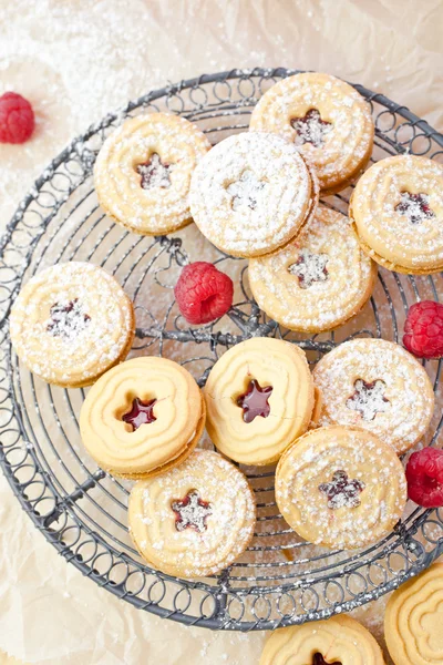 Galletas rellenas de mermelada y frambuesas — Foto de Stock